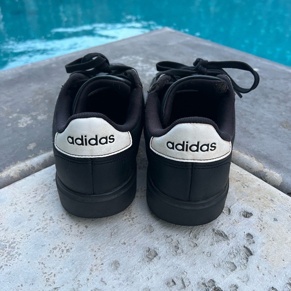 Adidas “Samba” OG sneakers in black leather with white stripes